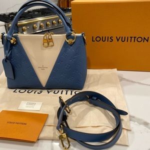 Louis Vuitton V Tote BB